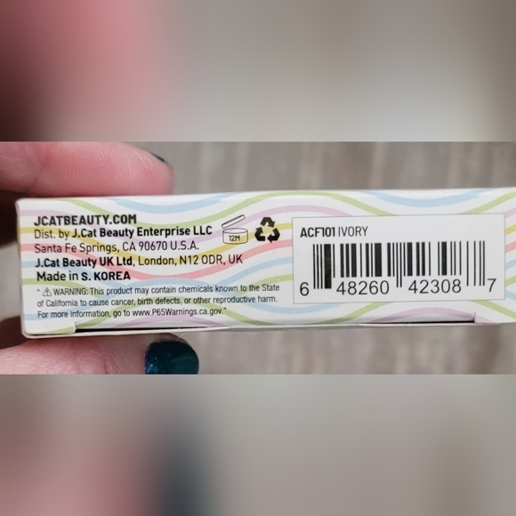 J.Cat Aqua Surance powder foundation in Ivory - Picture 4 of 4